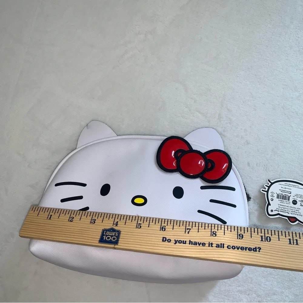 The crème x hello kitty‎ white cosmetic bag makeup bag new with tags